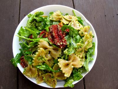 Těstoviny s bazalkovým pestem a kozím sýrem