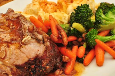 Vepřová pečínka s bramborem