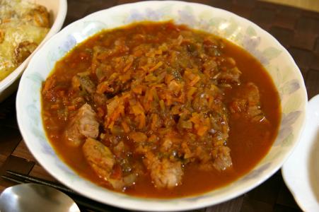 Vepřové ragú s okurkou