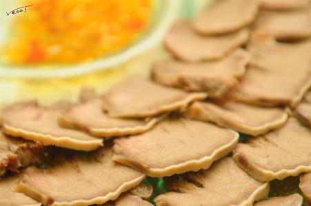 Vepřový jazyk s křenovou omáčkou