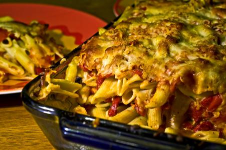 Zapečené těstoviny se salámem a vejci