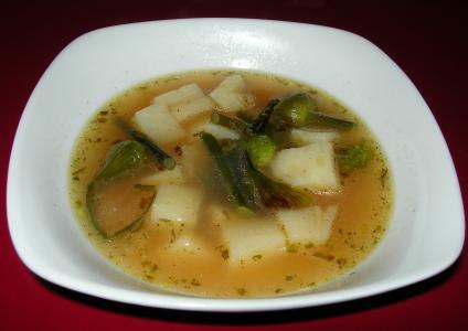 Zeleninová polévka s bramborem a hráškem