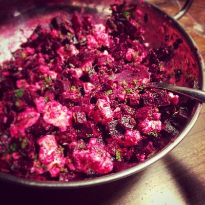 Zeleninový salát s bulgurem a červenou řepou