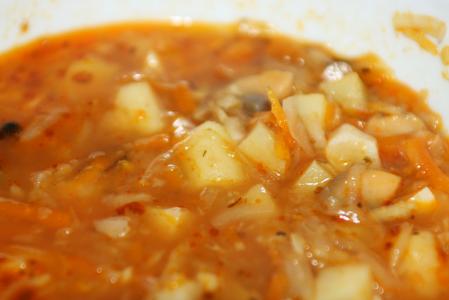 Zelná polévka s klobásou