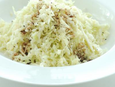 Zelný salát z kysaného zelí