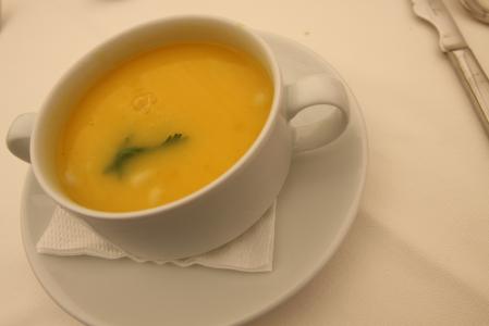 Žloutková polévka s pažitkou