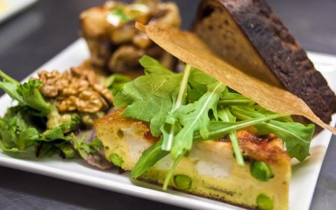 Frittata s uzeným lososem a zeleným hráškem