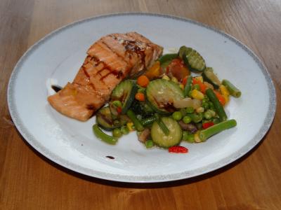 Marinovaný losos dušený na pánvi se zeleninou