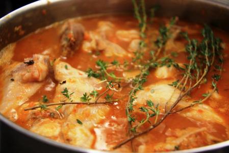 Králík na červeném víně 