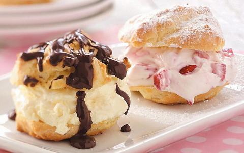 Minivětrníčky s jahodami a šlehačkou