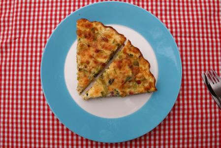 Francouzský koláč quiche s kuřecím masem