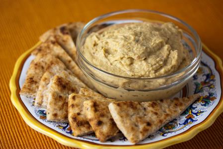 Cizrnový hummus se sladkým bramborem a ořechy