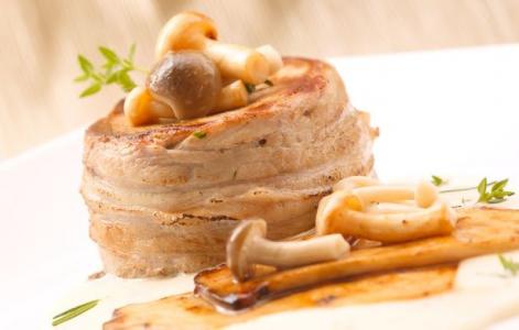 Vepřové medailonky s marinovanými houbami a cibulovou omáčkou