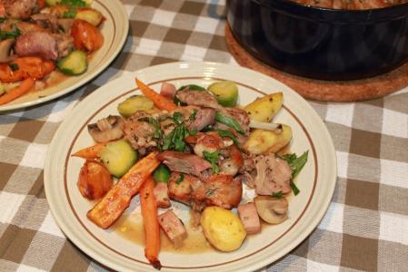 Dušený králík s houbovou omáčkou