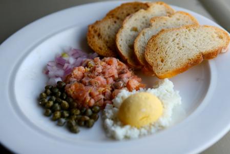 Luxusní tataráček z lososa a avokáda