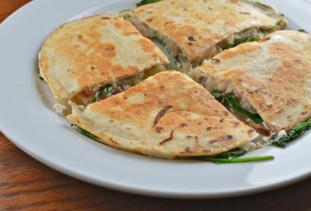 Vegetariánská quesadilla se špenátem a kozím sýrem