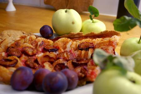 Kynutý švestkový koláč