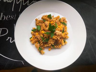 Těstoviny s tuňákem a kukuřicí