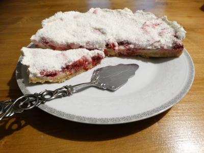 Nepečený dort s krémem z kondenzovaného mléka a malinami