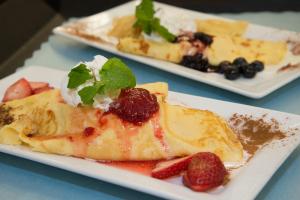 Babiččiny palačinky s jahodami a zakysanou smetanou 