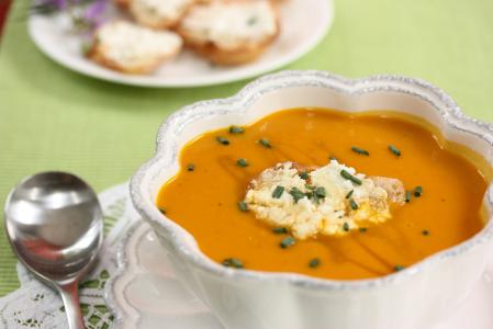 Studená polévka s mrkví a zakysanou smetanou