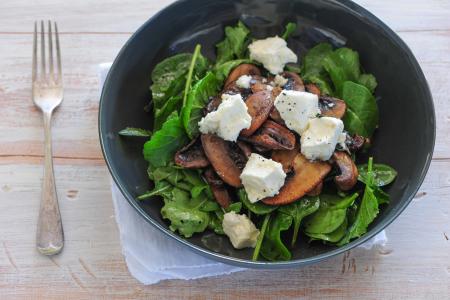 Teplý salát s houbami a kukuřicí