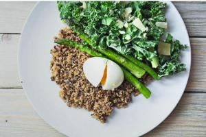 Quinoa s vejcem a chřestem