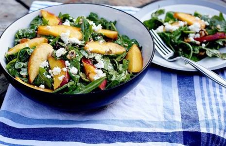 Salát s rukolou, kozím sýrem a broskví