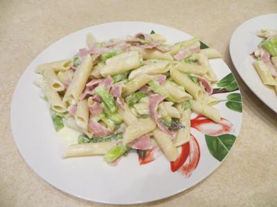 Těstoviny s italskou šunkou a chřestem