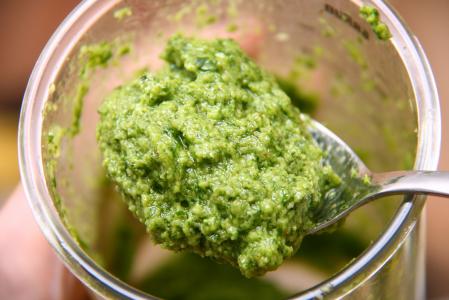 Domácí petrželové pesto k těstovinám i pod maso
