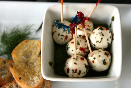 Marinovaná mozzarella v omáčce z pesta a sušených rajčat
