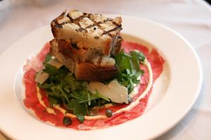 Hovězí carpaccio s rukolou a parmezánem