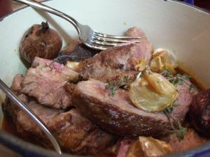 Hovězí pečeně s cibulovou omáčkou 