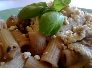 Těstovinový salát s lilkem a sušenými rajčaty