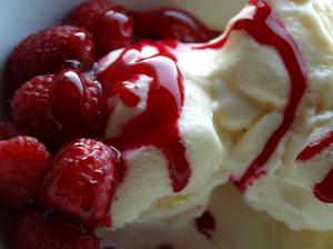 Maliny se zmrzlinou a bazalkovým cukrem 