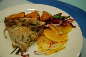 Mořský vlk na pomeranči se slaninou