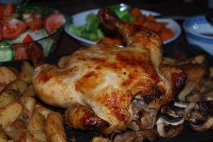 Kuře na houbách a cibulkách