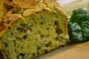 Slaný polentový koláč se špenátem