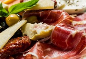 Prosciutto crudo s artyčoky jako předkrm