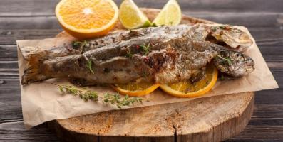 Pstruh v piniových oříšcích 