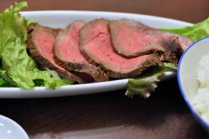 Roastbeef ve slané krustě