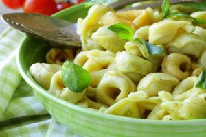 Tortellini s bylinkovo-sýrovou náplní a parmazánem