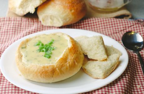 Pivní polévka se slaninou a sýrem