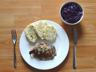 Pečený králík s nekynutým knedlíkem a zelným salátem